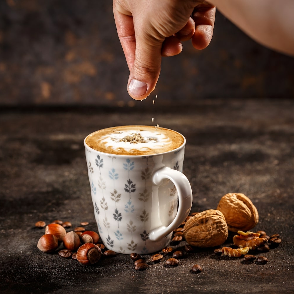 Café latte avec noisettes